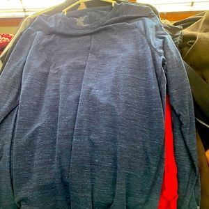 American Eagle. Large. Long sleeve shirt. never worn. Lightweight. Active flex